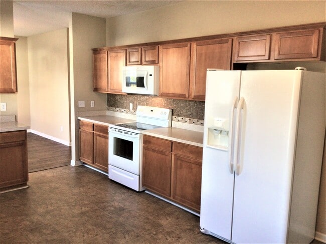 6140 Glen Way Dr in Winston-Salem, NC - Foto de edificio - Building Photo