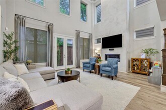 1002 Shepherd Oaks Dr in Houston, TX - Building Photo - Building Photo