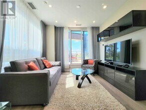 18-218 Graydon Hall Dr in Toronto, ON - Building Photo - Building Photo