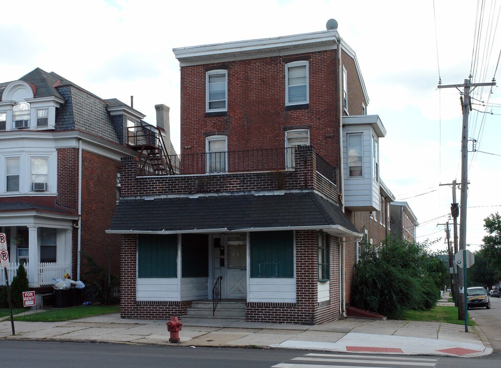 1032 W Main St in Norristown, PA - Foto de edificio