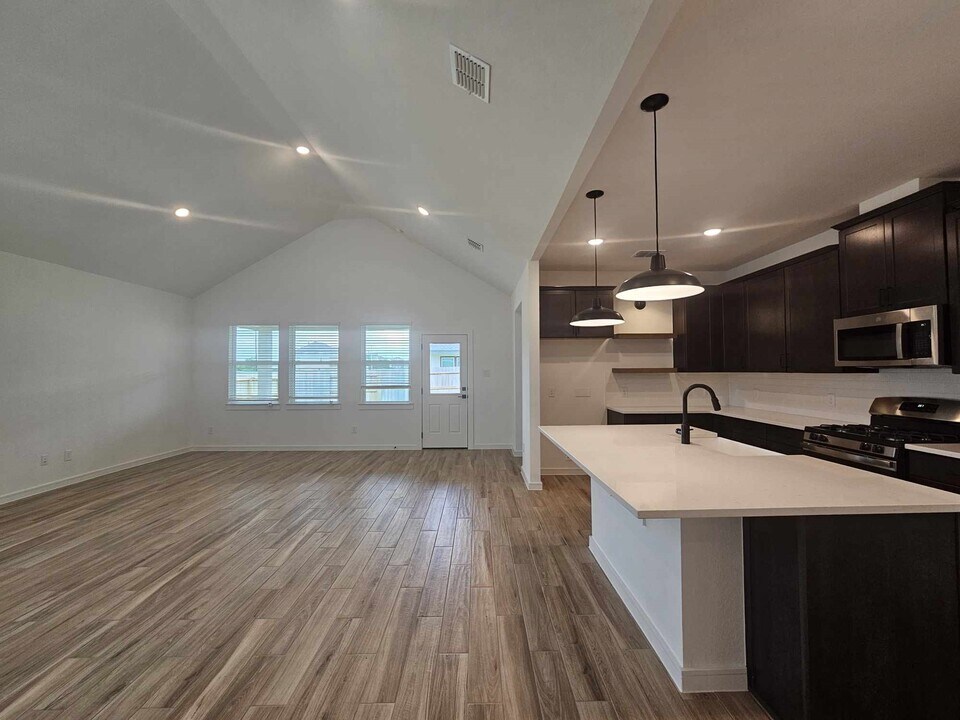 8438 Tranquil Bay Ct in Beach City, TX - Building Photo