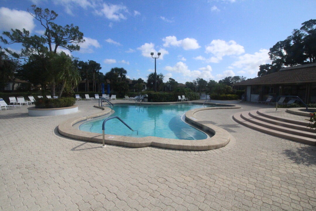 505 Lake Louise Cir in Naples, FL - Building Photo