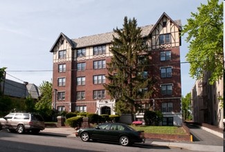 The Majestic in Orange, NJ - Foto de edificio - Building Photo