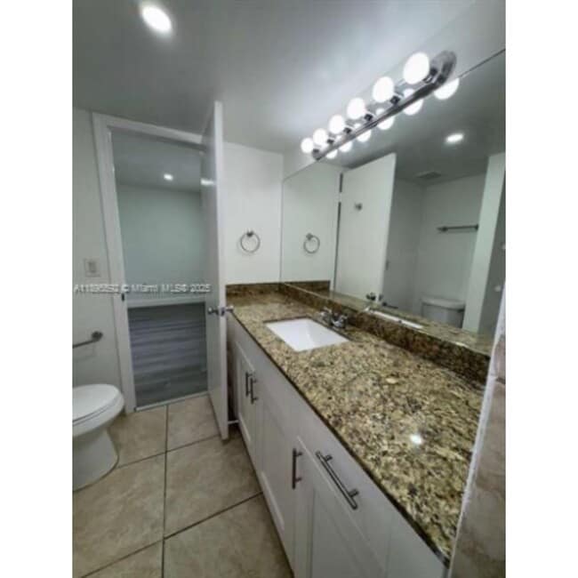 4235 N University Dr in Sunrise, FL - Foto de edificio - Building Photo