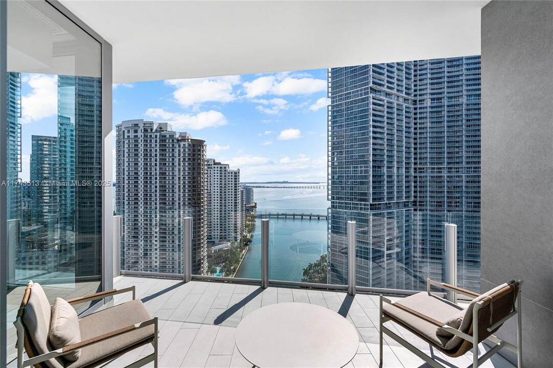 300 S Biscayne Blvd in Miami, FL - Building Photo