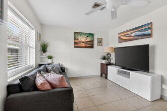 1932 NE 7th St in Deerfield Beach, FL - Foto de edificio - Building Photo