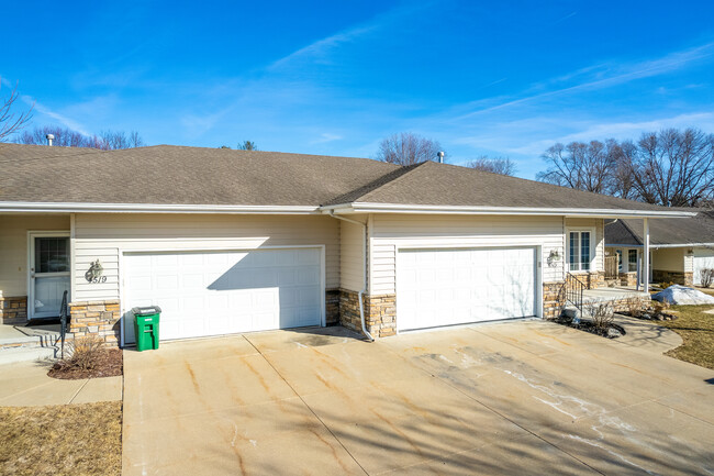 Meredith Pines in Urbandale, IA - Foto de edificio - Building Photo