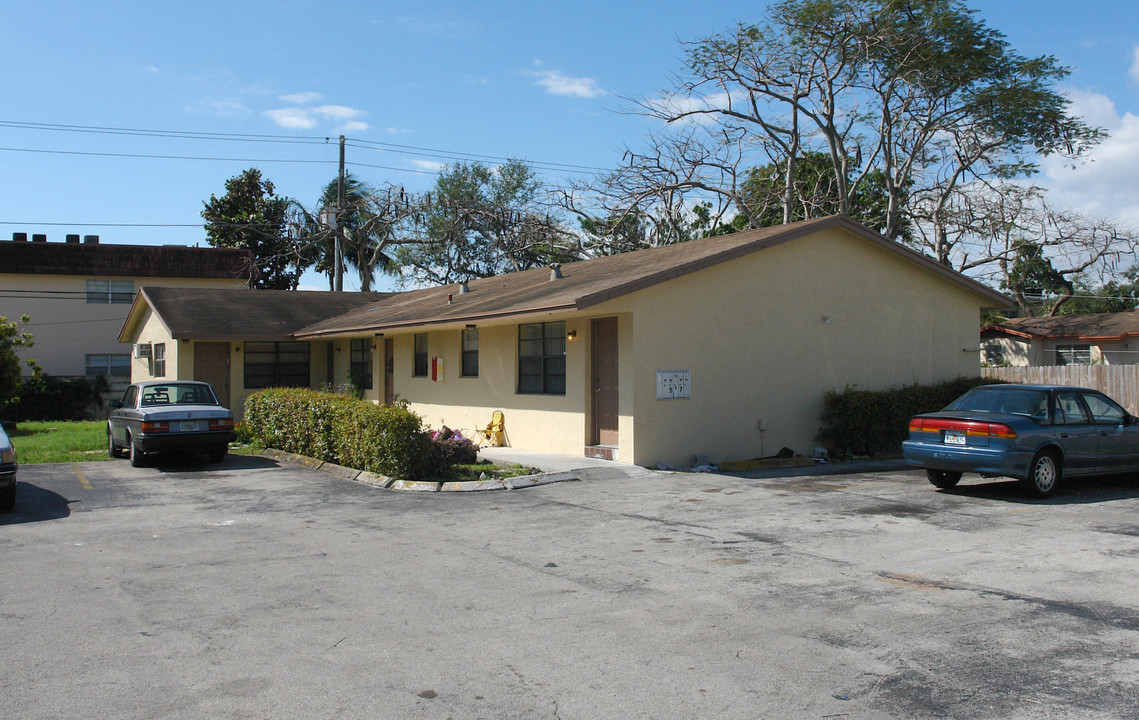 2504-2508 Johnson St in Hollywood, FL - Building Photo