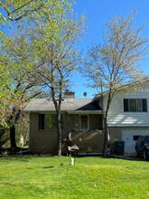 321 Lillian Ct, Unit 321 in Whitmore Lake, MI - Foto de edificio - Building Photo