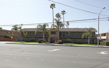 Duke & Duchess in El Cajon, CA - Foto de edificio - Building Photo