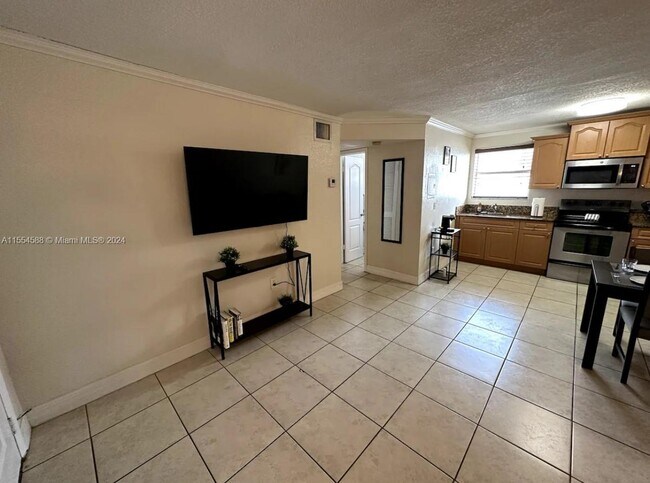 427 SW 6th St-Unit -5 in Miami, FL - Foto de edificio - Building Photo