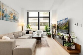 77 Charlton St in New York, NY - Building Photo - Building Photo
