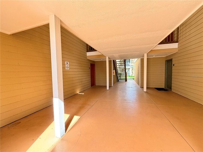 9481 Highland Oak Dr in Tampa, FL - Building Photo - Building Photo