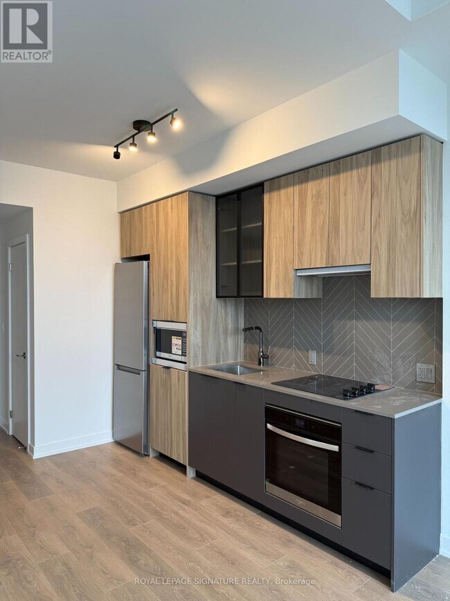 1037 The Queensway in Toronto, ON - Building Photo - Building Photo