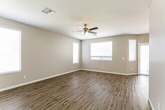 9032 W Preston Ln in Tolleson, AZ - Foto de edificio - Building Photo