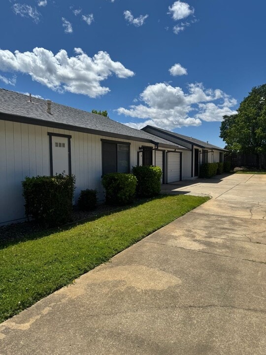 2556 Sabre Ct in Redding, CA - Building Photo