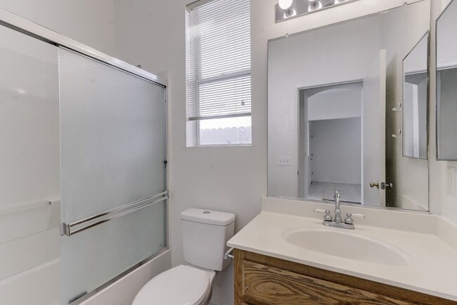 9392 Lakepoint Dr in Elk Grove, CA - Building Photo - Building Photo