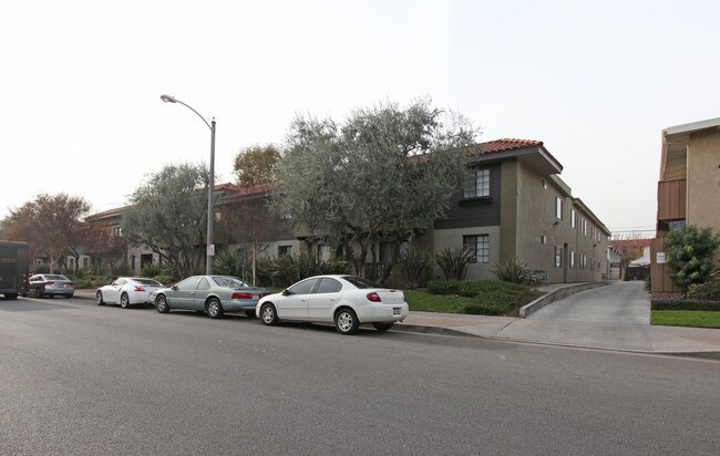 275 W Verdugo Ave in Burbank, CA - Foto de edificio - Building Photo