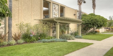 16405 Cornuta Apartments in Bellflower, CA - Foto de edificio - Building Photo