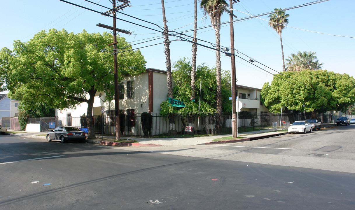 14808 Blythe St in Van Nuys, CA - Building Photo