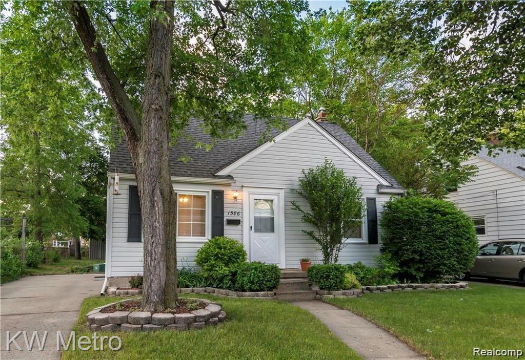 1586 W Saratoga St in Ferndale, MI - Building Photo