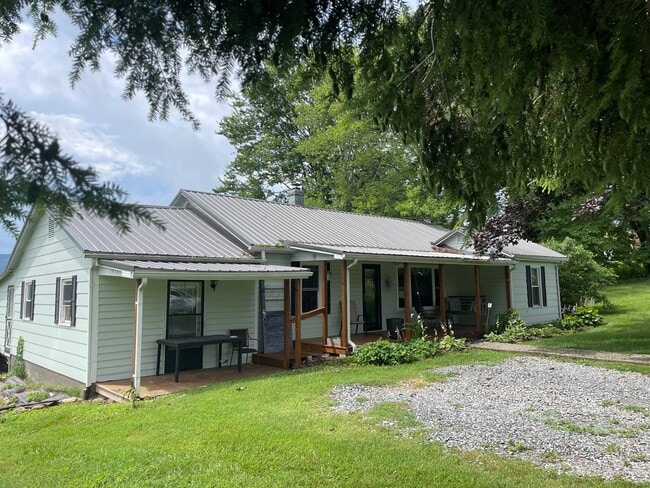 734 Spring City Rd in Cleveland, VA - Foto de edificio - Building Photo