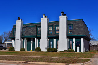 Raintree Place in Norman, OK - Building Photo - Building Photo