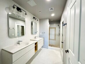 12975 Agustin Pl, Unit 319 in Los Angeles, CA - Building Photo - Building Photo