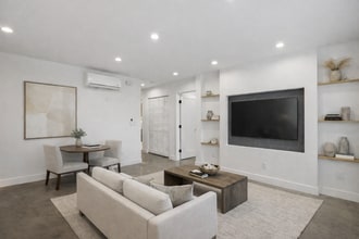 7314 Fallbrook Ave in West Hills, CA - Foto de edificio - Building Photo