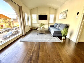 211 Corona Ave in Long Beach, CA - Building Photo - Building Photo