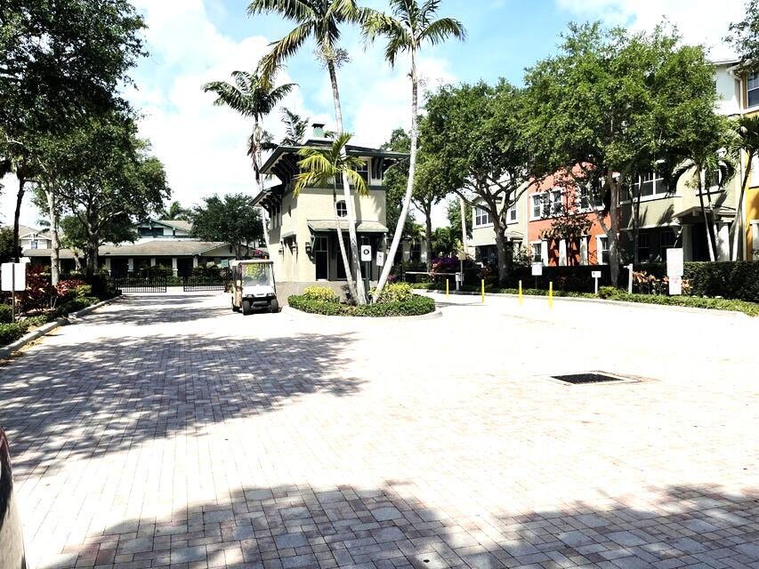 590 Amador Ln in West Palm Beach, FL - Building Photo