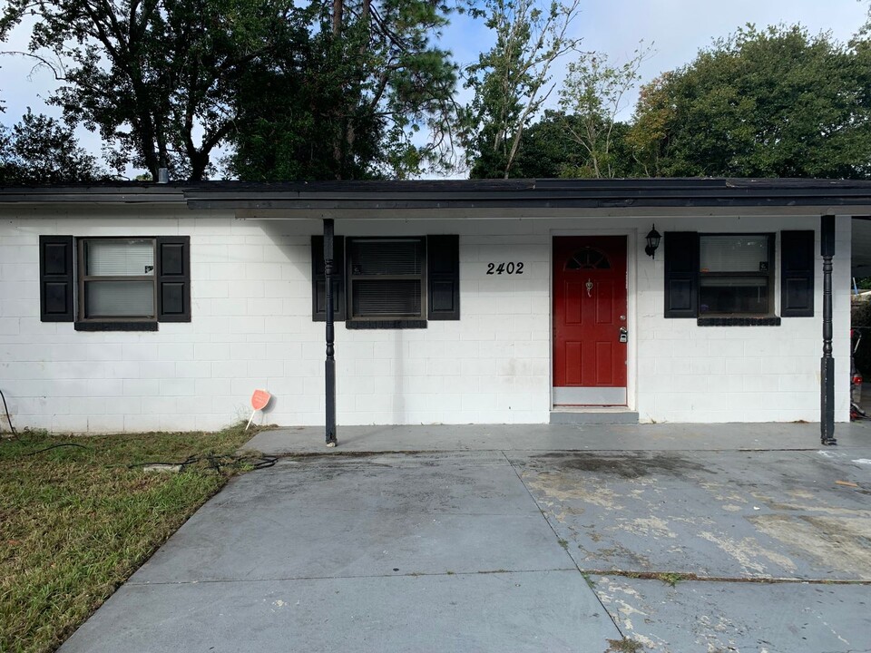 2402 Firestone Rd in Jacksonville, FL - Building Photo