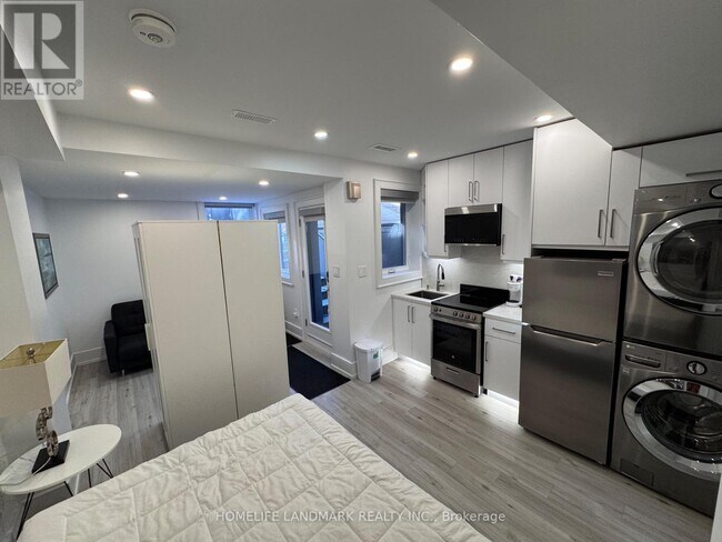 17 Hocken Ave in Toronto, ON - Building Photo - Building Photo