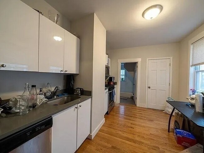160 Dorchester St, Unit 1 in Boston, MA - Building Photo - Building Photo