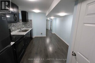 4820 Yorkshire Ave in Mississauga, ON - Building Photo - Building Photo