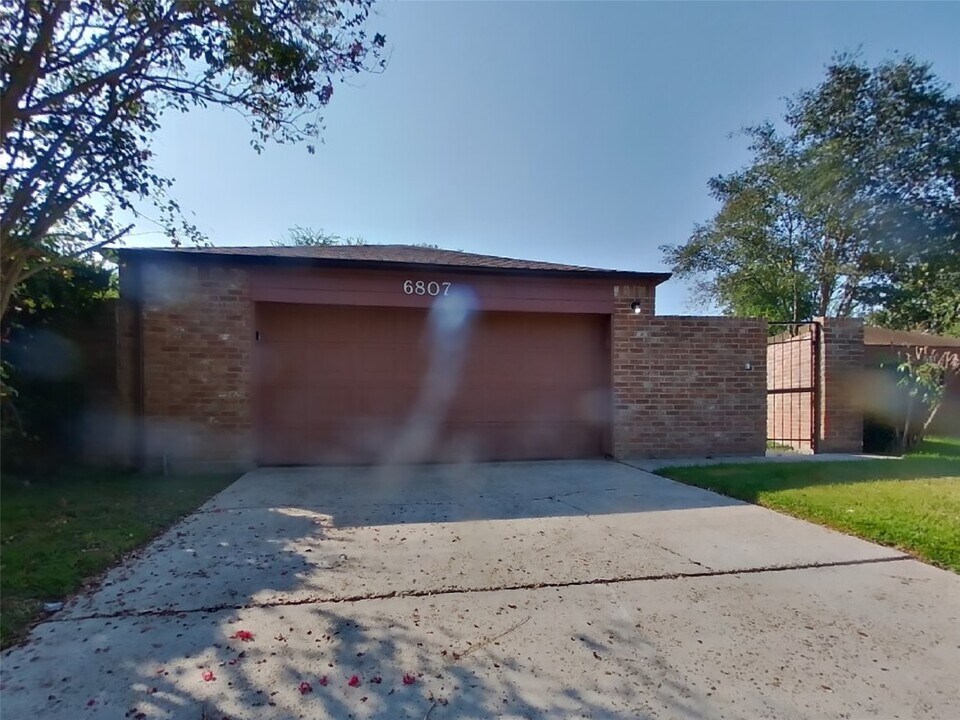6807 Enns Ln in Spring, TX - Foto de edificio