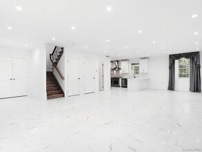 56 Jackson Ave in Mineola, NY - Building Photo - Building Photo