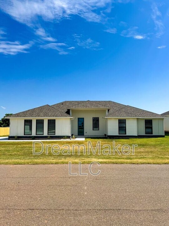 762 Flowers Dr in Goldsby, OK - Foto de edificio