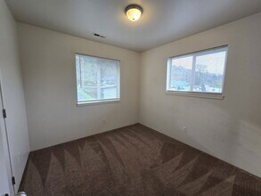 1914 SE Douglas Ave in Roseburg, OR - Building Photo - Building Photo