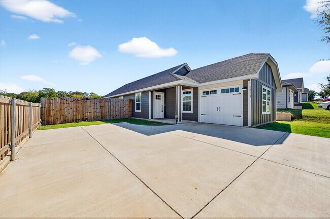 1016 Ray Dr in Denison, TX - Building Photo - Building Photo