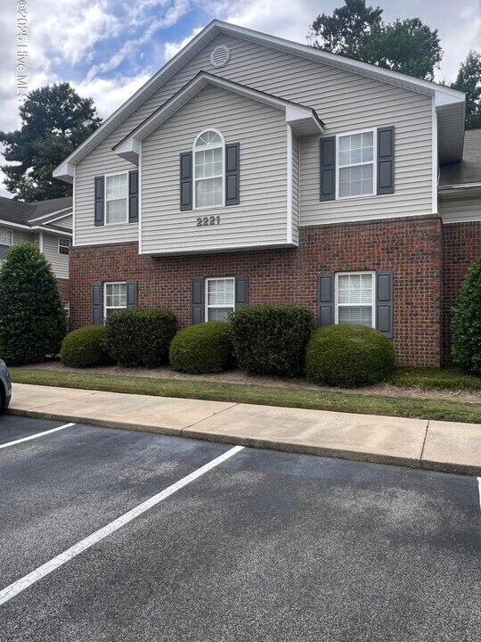 2221 Locksley Woods Dr in Greenville, NC - Building Photo
