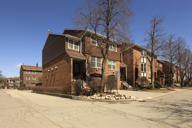 286-388 Simonston Blvd in Markham, ON - Building Photo - Building Photo