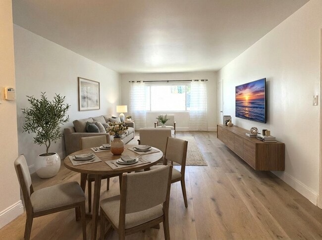 Bungalows in Los Angeles, CA - Building Photo - Building Photo