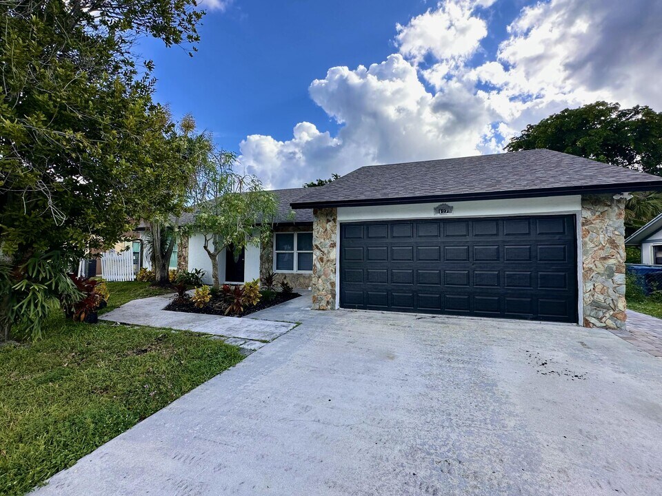 127 Cordoba Cir in Royal Palm Beach, FL - Building Photo