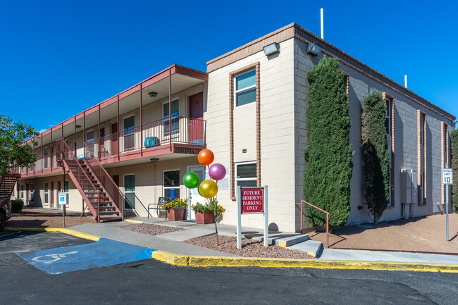 Wallington Plaza Apartment Homes in El Paso, TX - Building Photo - Building Photo