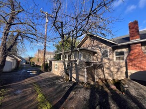 1940 Kincaid St in Eugene, OR - Building Photo - Building Photo