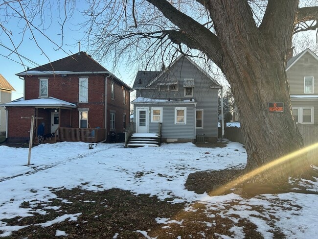 407 17th Ave in Moline, IL - Foto de edificio - Building Photo