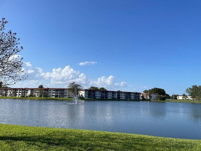 9423 S Hollybrook Lake Dr in Pembroke Pines, FL - Building Photo - Building Photo