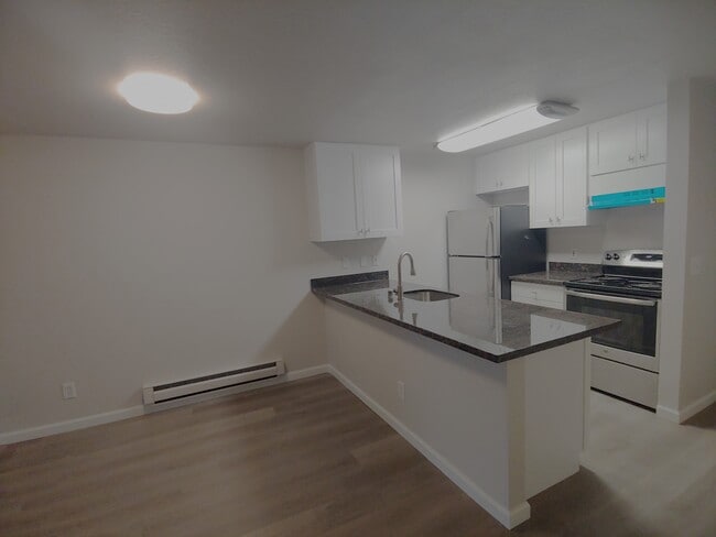 9484 Redmond Woodinville Rd NE, Unit C204 in Redmond, WA - Building Photo - Building Photo