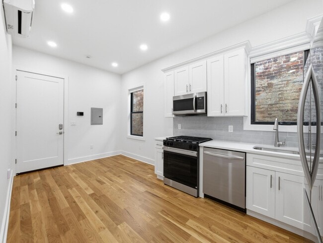 858 West Side Ave in Jersey City, NJ - Building Photo - Building Photo